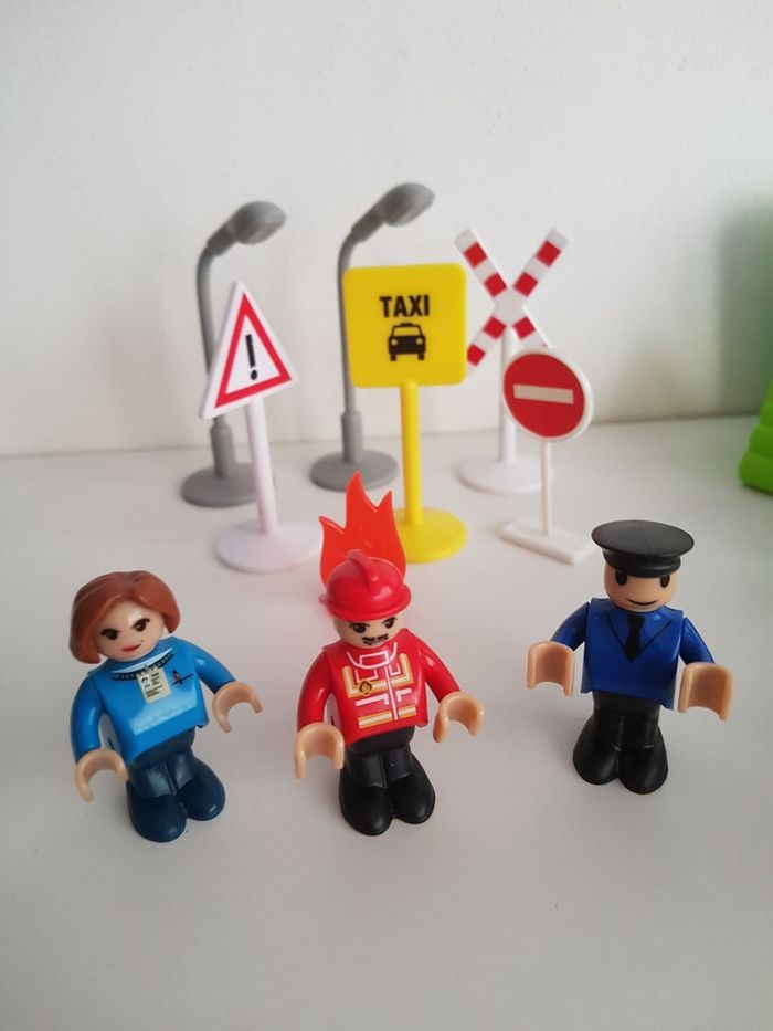 Véhicules city et circuit de train en bois - photo numéro 9