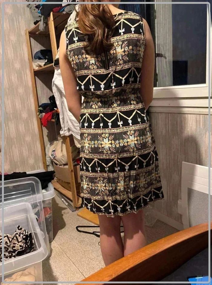 Tres jolie robe cintrée coloree taille 40/42 - photo numéro 2