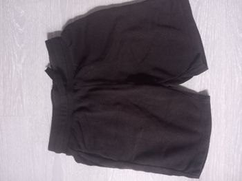 Short noir H&M enfant 7-8ans