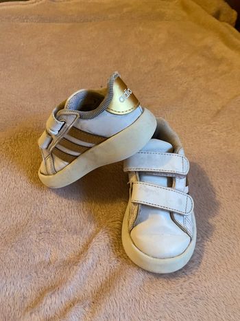 Basket à scratch adidas taille 21