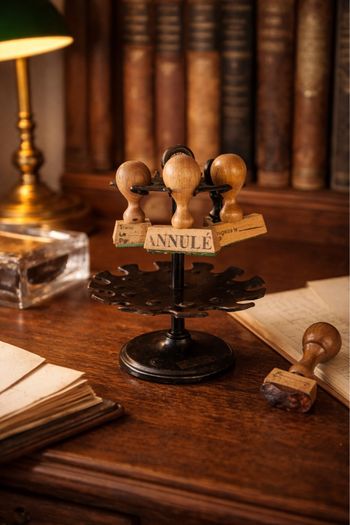 Porte-tampons ancien avec 6 tampons bois – métal noir – Jacquard Genève