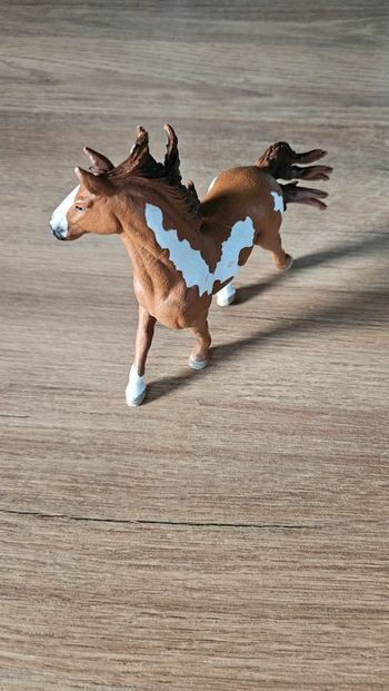 Neuf cheval brun blanc, Schleich