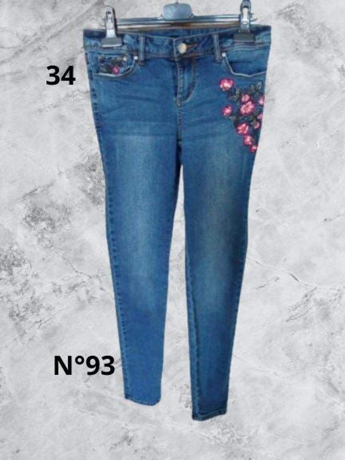 N°93 Jean bleu/fleur T34. Yessica. Taille basse, coupe slim.