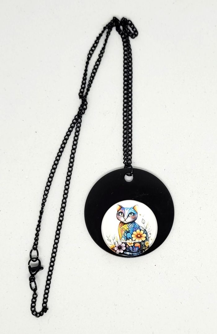 Bijoux création collier cabochon de verre chat fleur