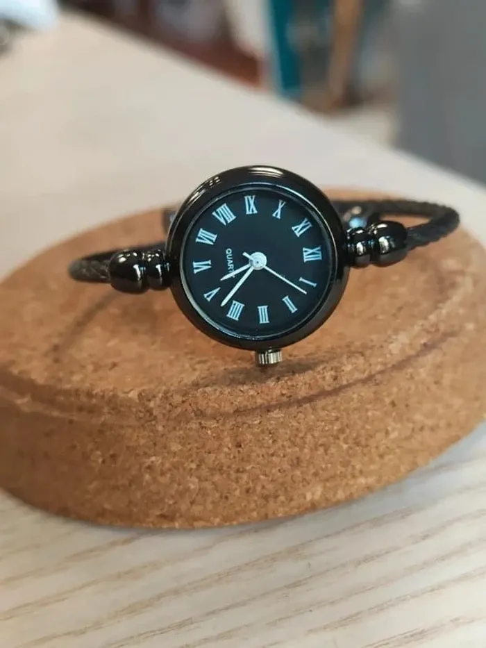 Montre bracelet noire intégrale, fine, vintage - photo numéro 2