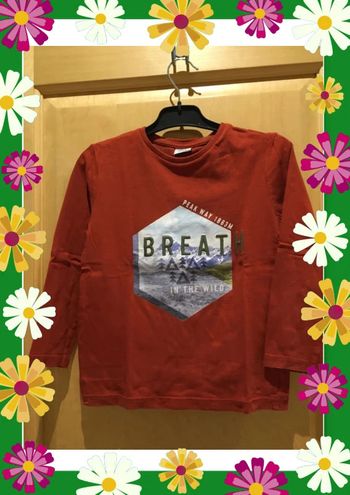 T-shirt rouge tape à l’œil