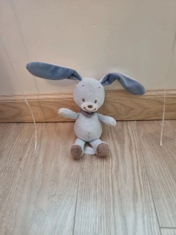 Lapin en peluche à grelots