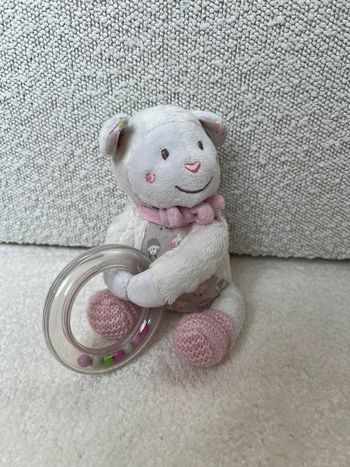 Peluche d’éveil agneau rose