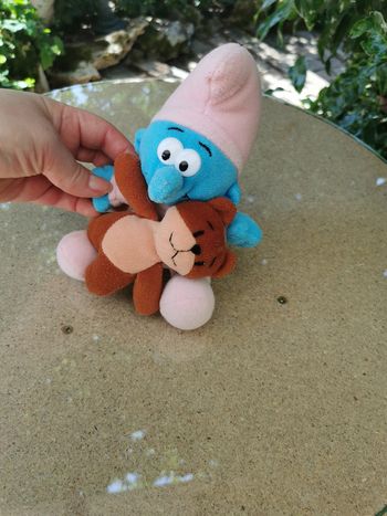 Schtroumpf bébé avec doudou ours peluche