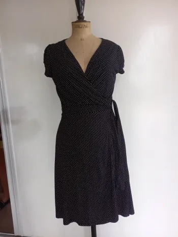 Petite robe porte-feuille . Tissu très fluide et agréable