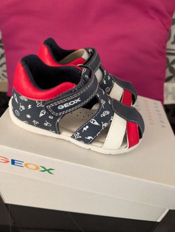 Sandales d'été garçon. Semelle intérieure en cuir. Idéal premier pas. Taille 21. Neuf. Geox 