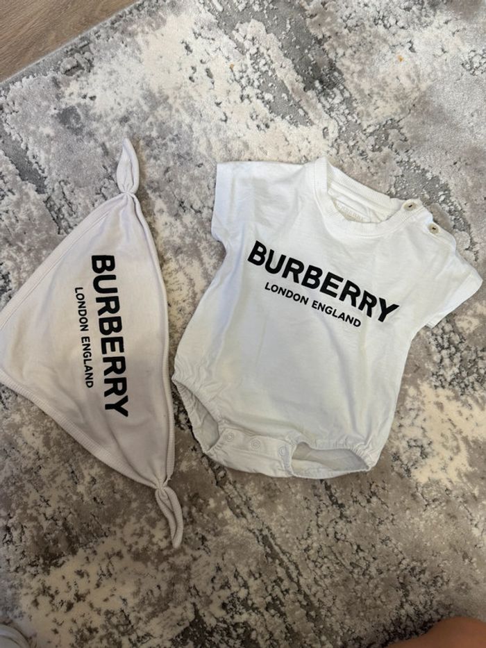 Body+bavoir Burberry 3mois