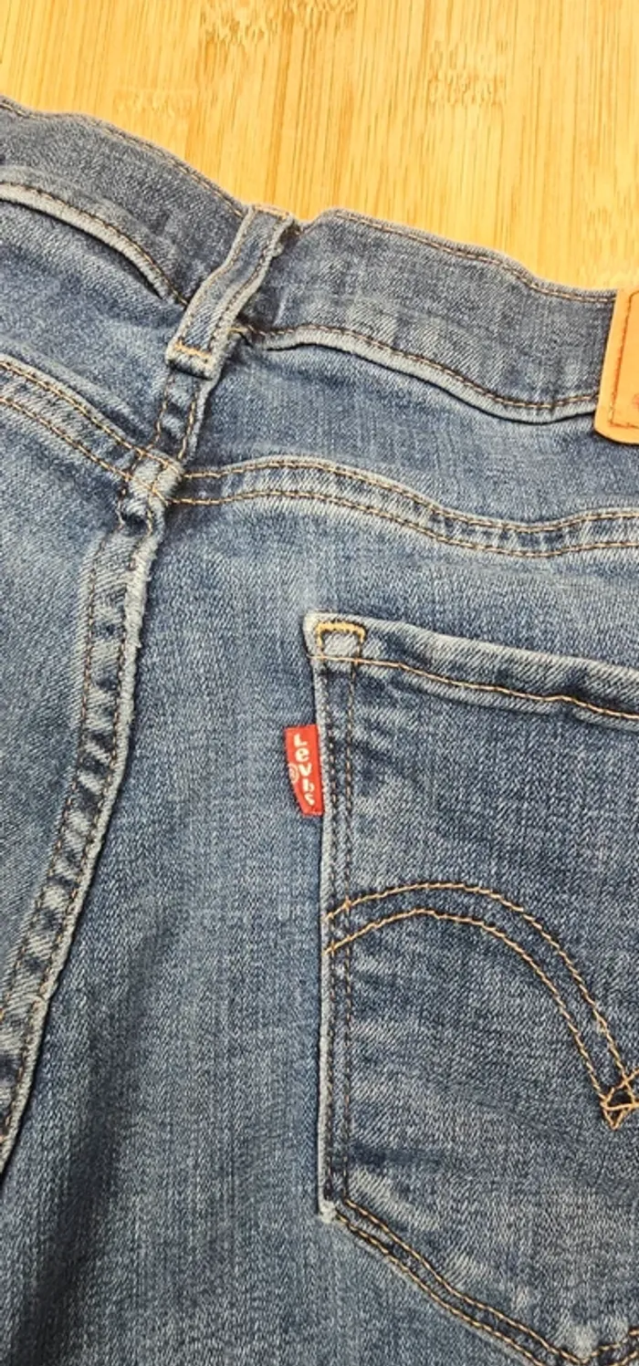 Levi's un peu évasé par le bas + patch offert classic bootcut T:40 W31 L30 - photo numéro 4