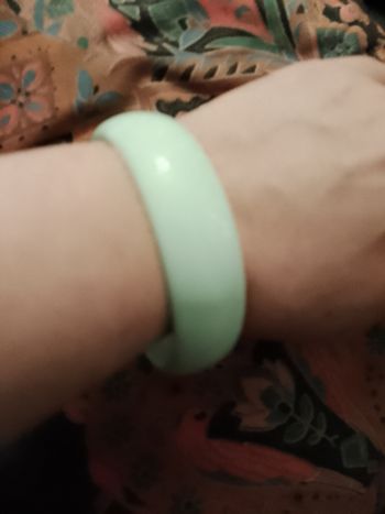 bracelet en plastique bleu clair.