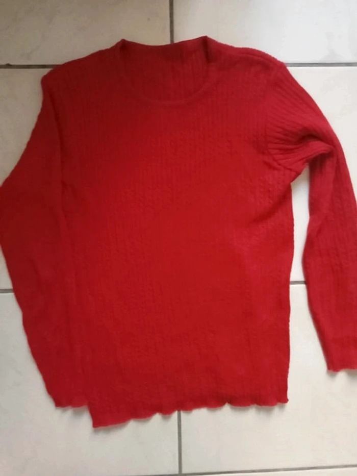 Très jolie pull demie saison rouge tressé