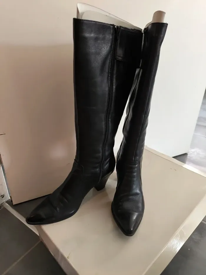 Bottes hautes à talons noires. Pointure 39.