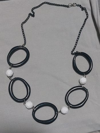 Collier noir et blanc