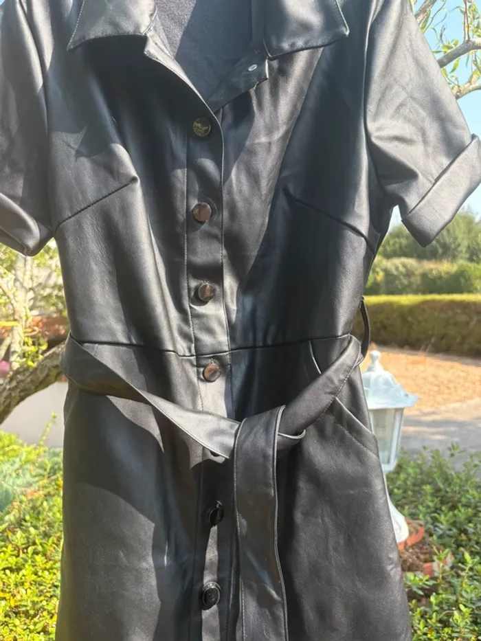 Robe noire avec ceinture - photo numéro 5