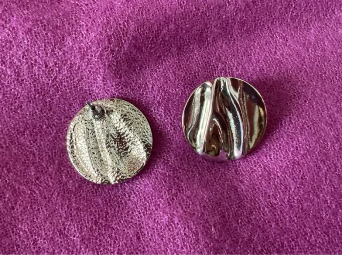 Clous d'oreilles texturé - Neuf 🩶 - photo numéro 3