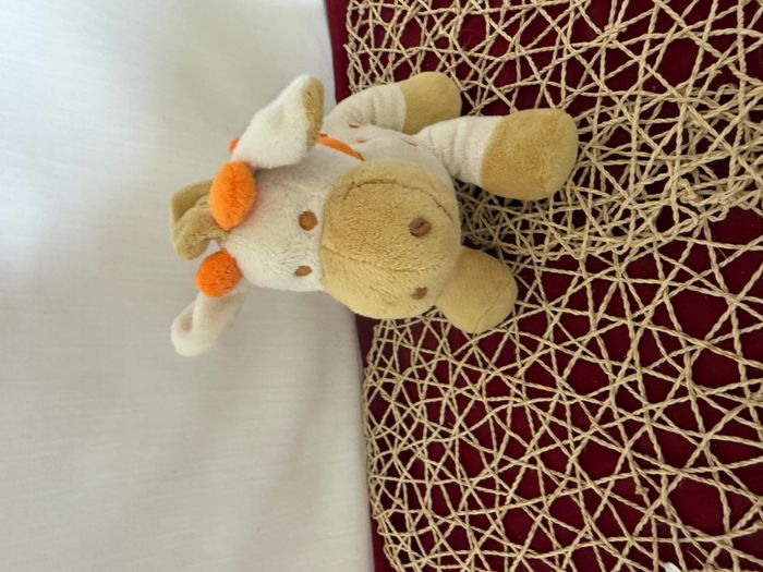 Doudou girafe écru, beige, écharpe orange, Maxita