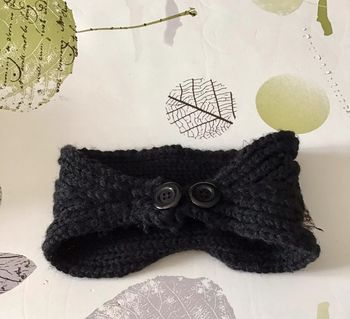 Bandeau cheveux en laine noir avec bouton taille unique