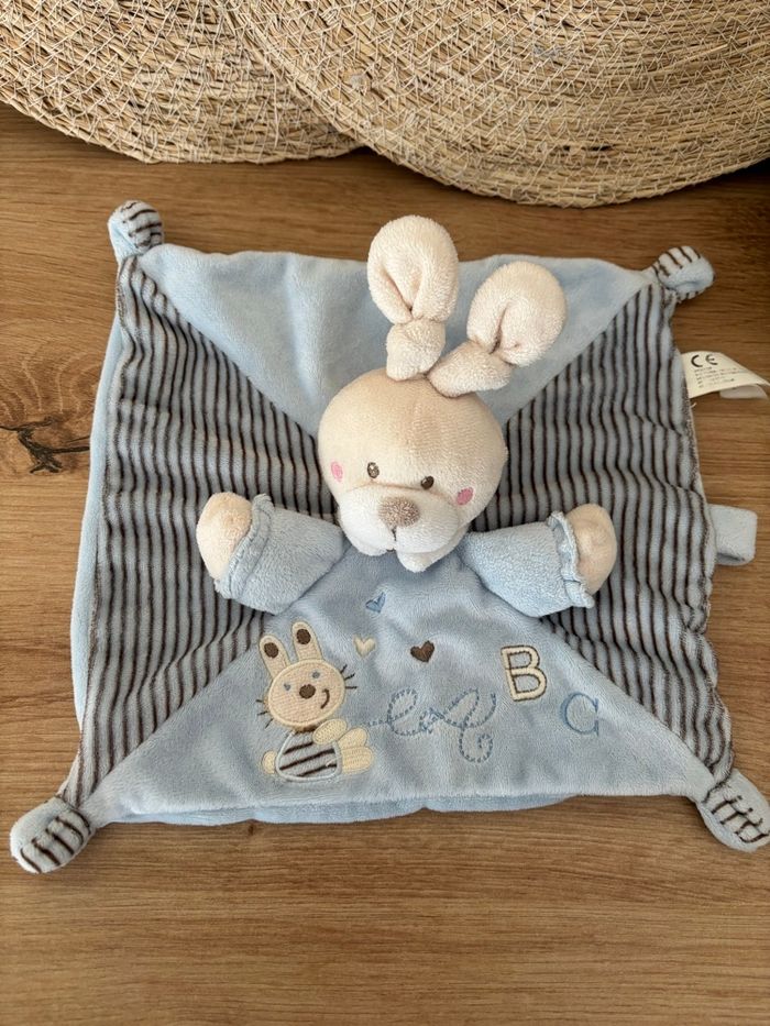 Doudou plat lapin bleu abc attache sucette nicotoy - photo numéro 2