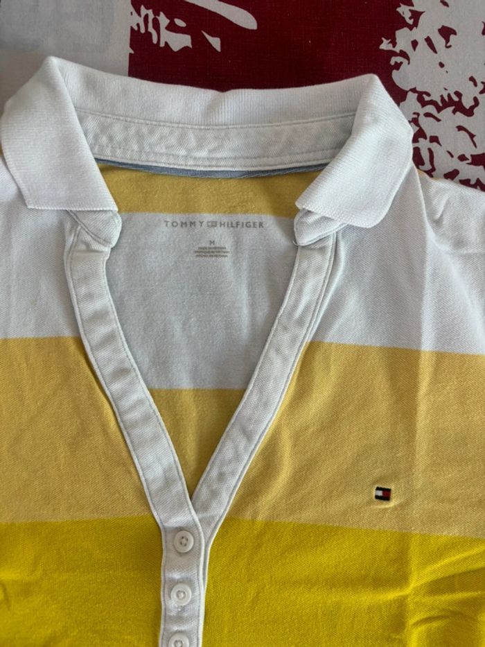 Polo Tommy Hilfiger taille M blanc liserés jaune col V ouvert - photo numéro 2