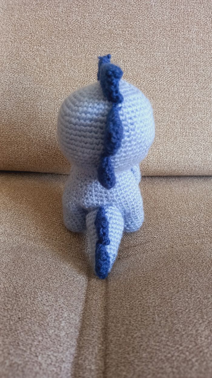 Doudou plat peluche dinosaure amigurumi au crochet bleu - photo numéro 9