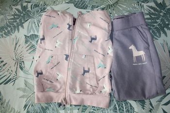 Survêtement en rose/violet en 4 ans
