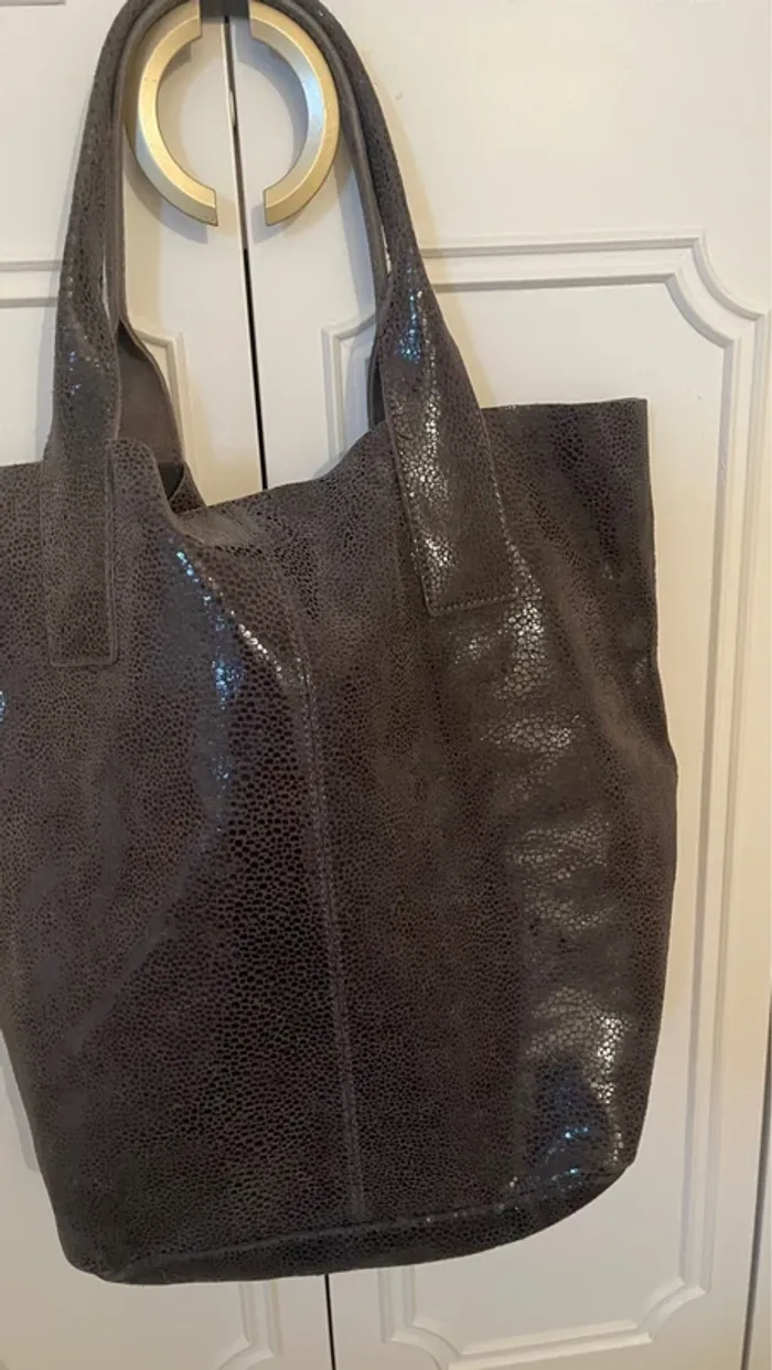 Sac fourre-tout gris légèrement brillant - photo numéro 2