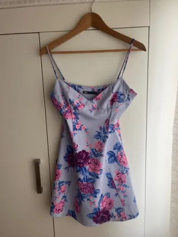 Robe Zara taille M bleu à fleurs rose 🌸