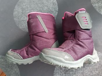 Bottes de neige violettes