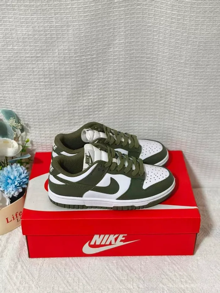 Nike Dunk Low 'Medium Olive White' - Taille 40 - photo numéro 3