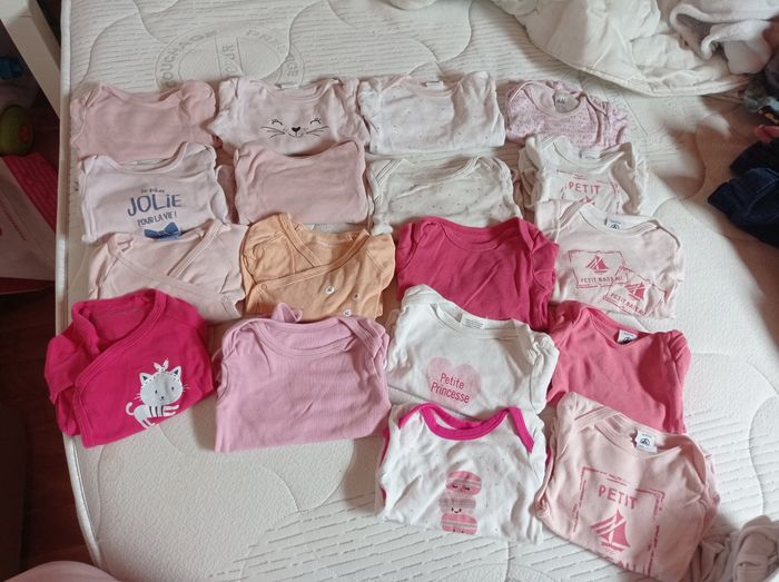 Lot Bodys manches longues 6 mois.
