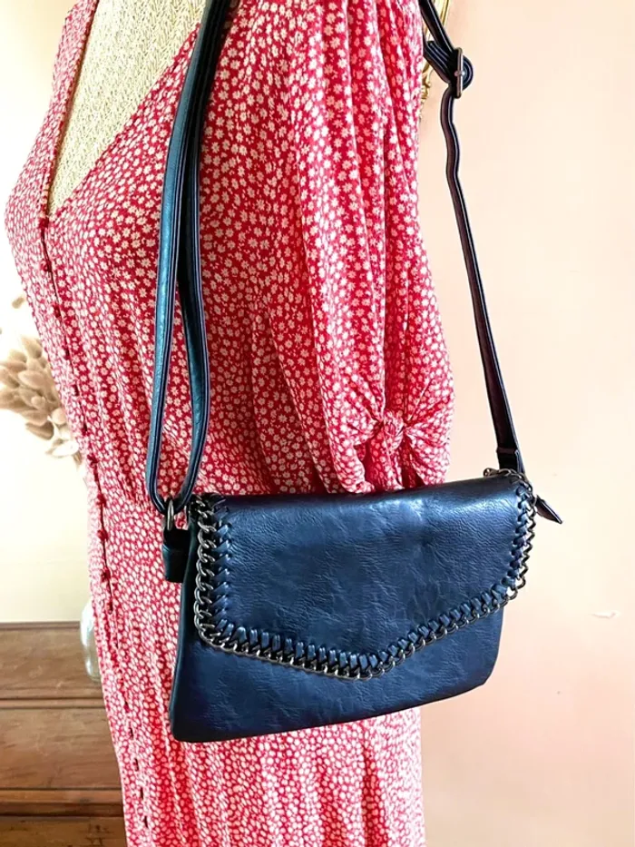 Sac à Main Noir Élégant avec Détails en Tresse et chaine brodé - photo numéro 7