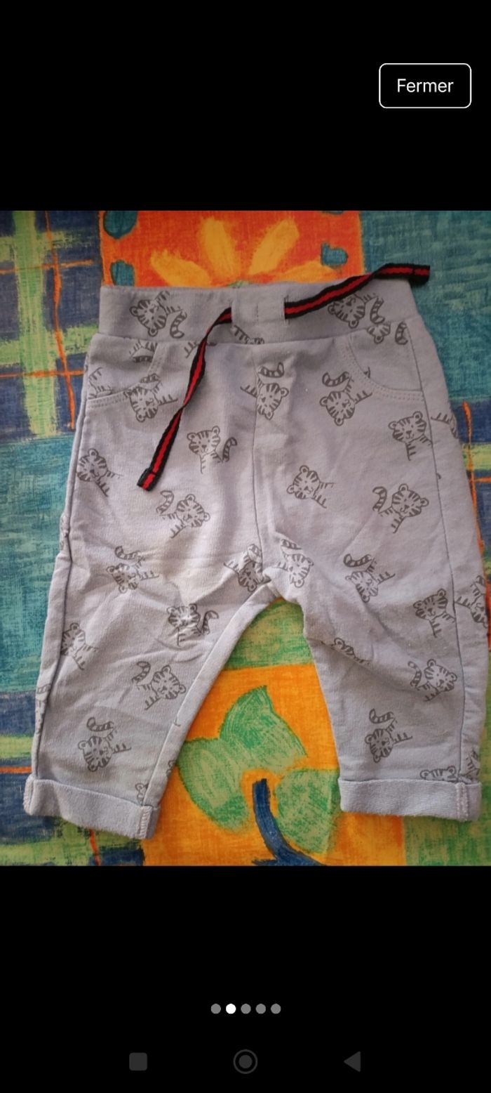 Lot jogging 6 mois - photo numéro 2