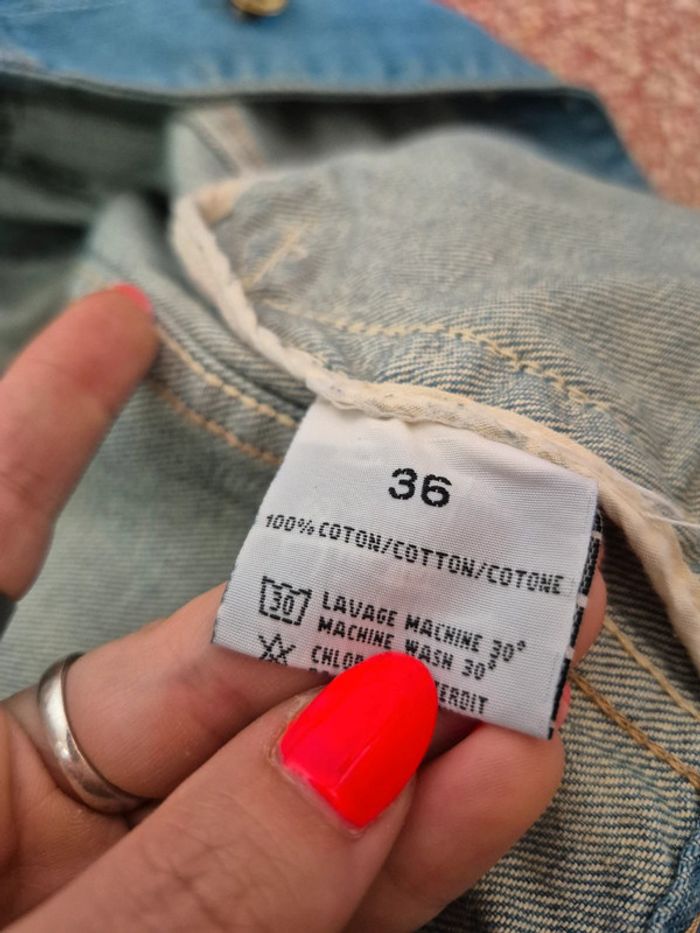Veste en jean troué et délavé - photo numéro 12