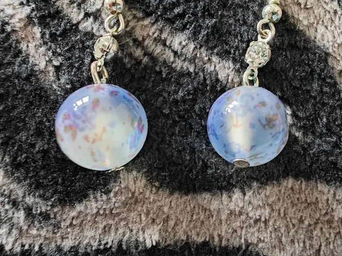 Lots de deux paires de boucles d'oreilles boules pendantes