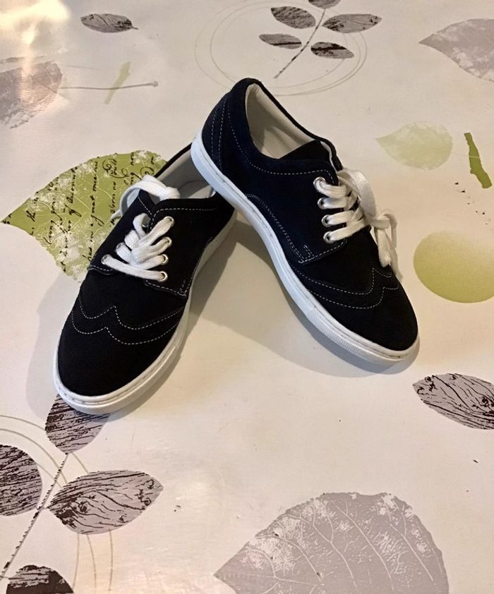 Basket en cuir taille 34 marque André couleur marine et blanc