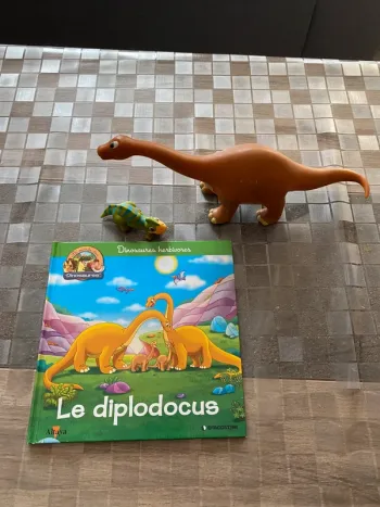 Livre le diplodocus et 2 figurines altaya le monde des dinosaures
