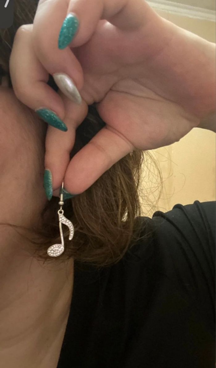 Boucles d’oreilles 🎶 NEUVES pour femme en forme de notes de musique couleur argenté - photo numéro 2