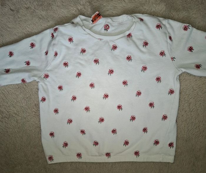 Pull blanc avec des fleurs rose 10 ans tao - photo numéro 2