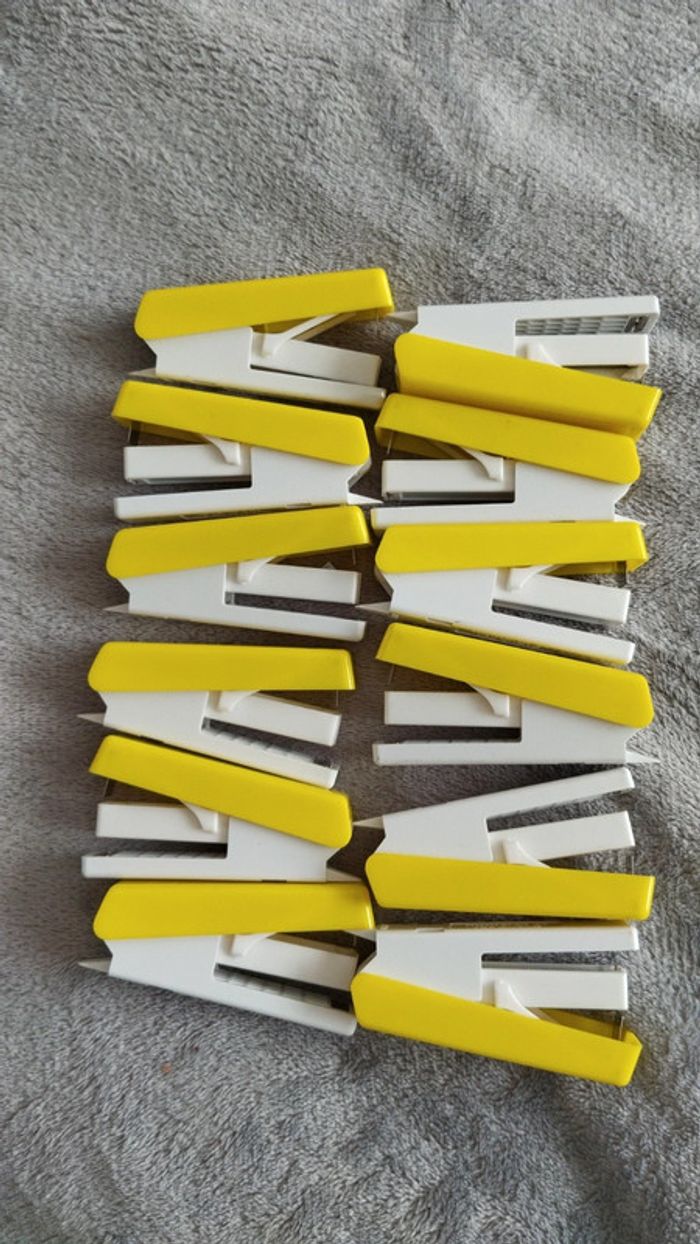 Lot de 12 petites agrapheuses jaune et blanche - photo numéro 2