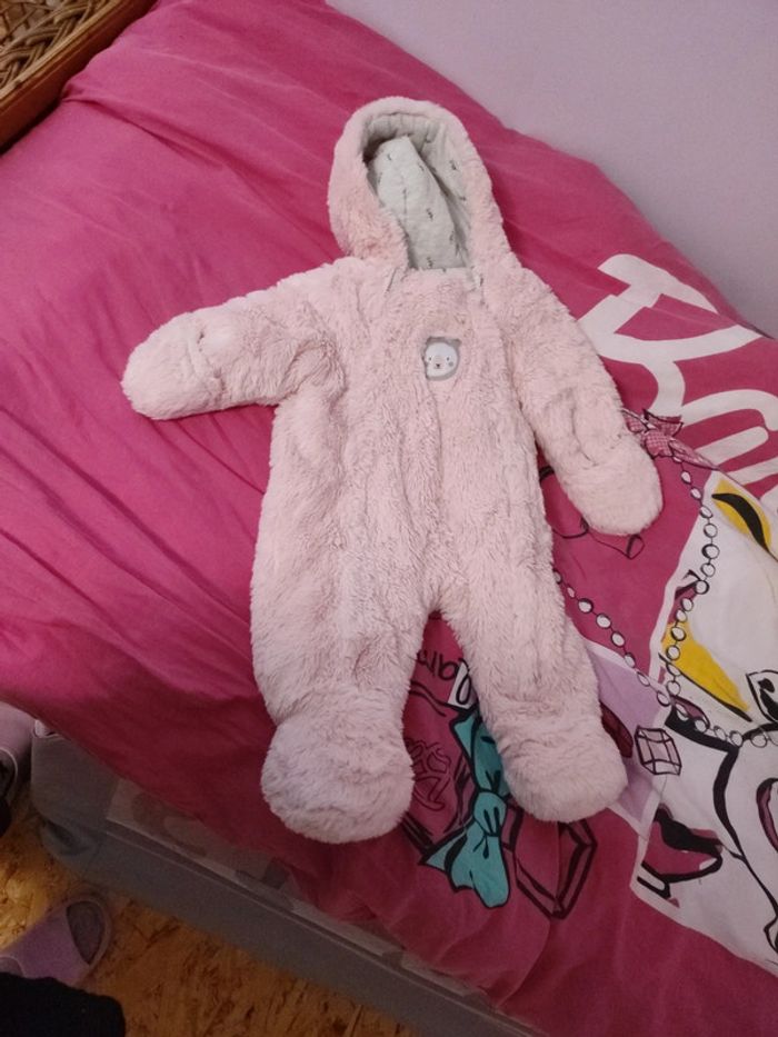 Combinaison rose toute douce pour bébé 9 mois