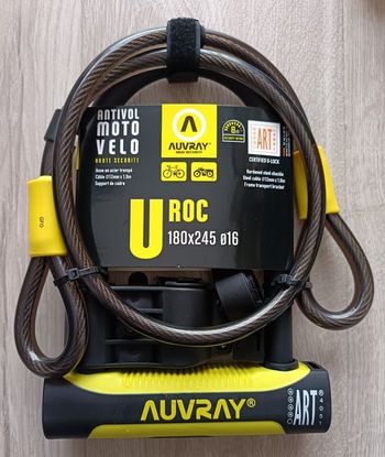 Antivol moto vélo UROC Auvray avec câble et support de cadre.