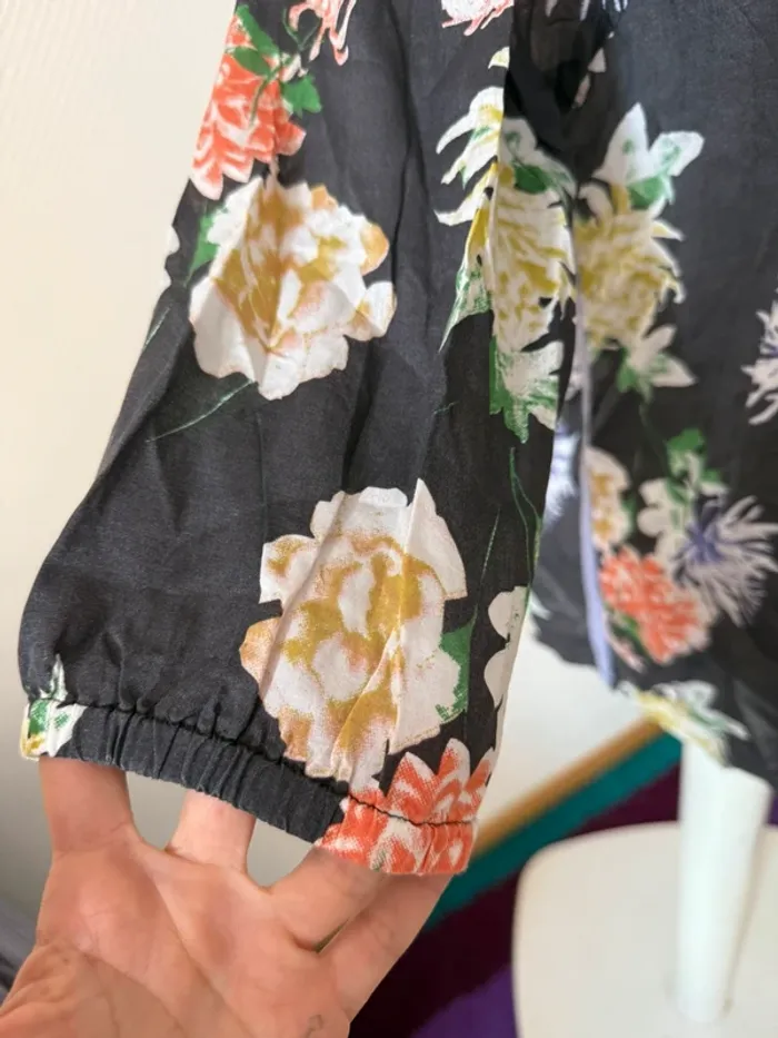 Blouse noir à fleur en très bon état taille S timezone - photo numéro 5