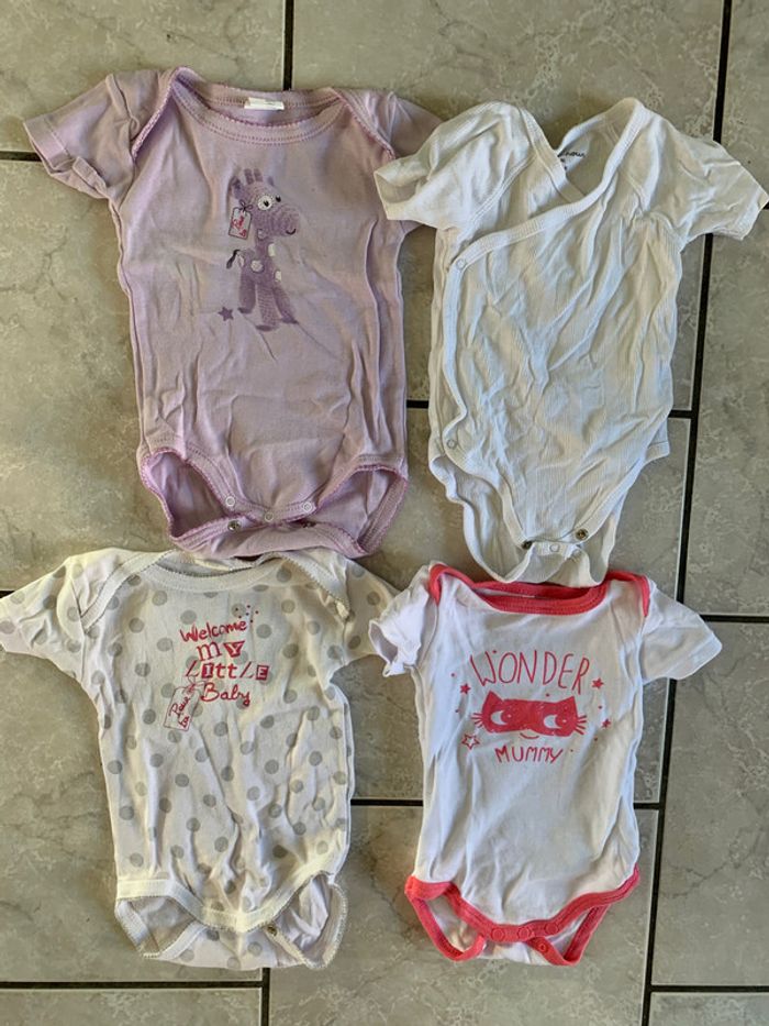 Lot 4 bodys manches courtes 6 mois