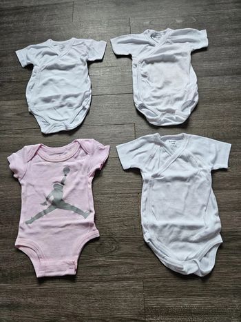 Lot de 4 bodys fille taille 6 mois