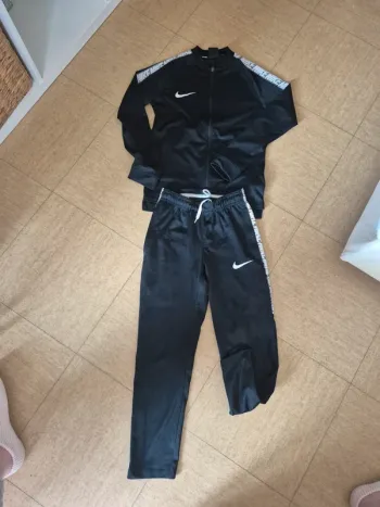 Ensemble Nike en S Enfant (8/10 ans)
