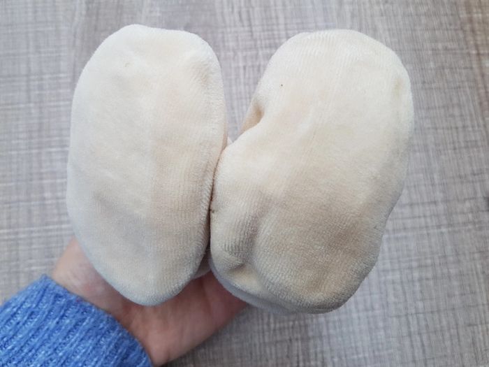 Lot chaussons velours naissance comme neufs - photo numéro 5